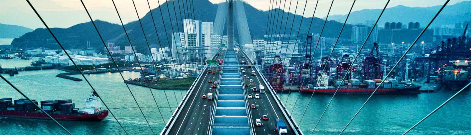 Eine lange Brücke in einer modernen chinesischen Stadt aus der Vogelperspektive gesehen.